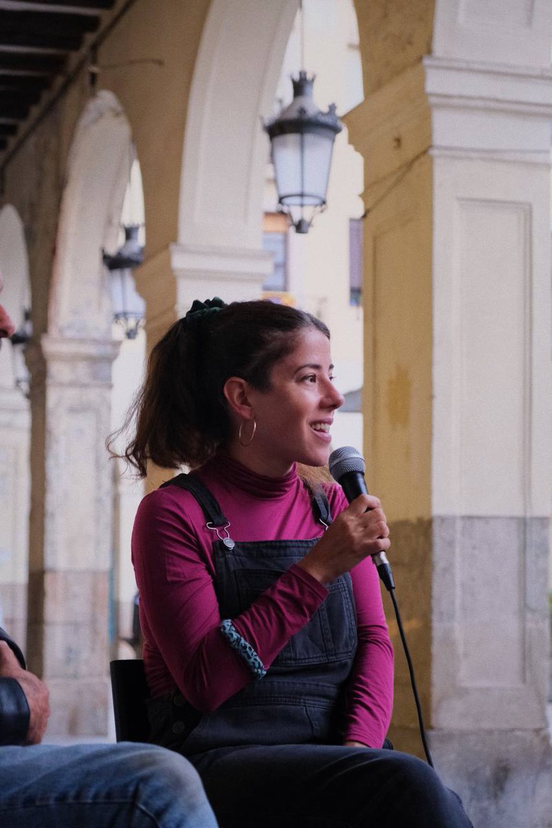 tribullibreria's tweet photo. Ni en els nostres millors somnis haguéssim imaginat que un dia sortiríem a la plaça Mercadal a celebrar amb més de 80 persones la publicació del nostre primer llibre. https://t.co/jQQ0CM0ZVb