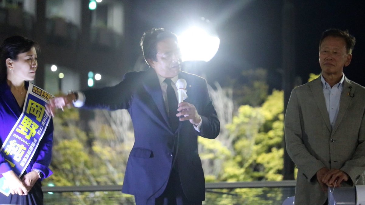 Staff_okano's tweet photo. 新浦安駅での #榛葉賀津也 国民民主党幹事長との街頭演説会、無事に終了！

多くの方に来ていただいたり、通りすがる方から「榛葉さんじゃね？」「よく動画で流れてくる人だ」という声が聞こえてくる会でした

中の人は撮影係として動画撮影🎥
立ち位置ミスって街灯が眩しくなってしまいました💦💦💦 https://t.co/S4HstrqIn2