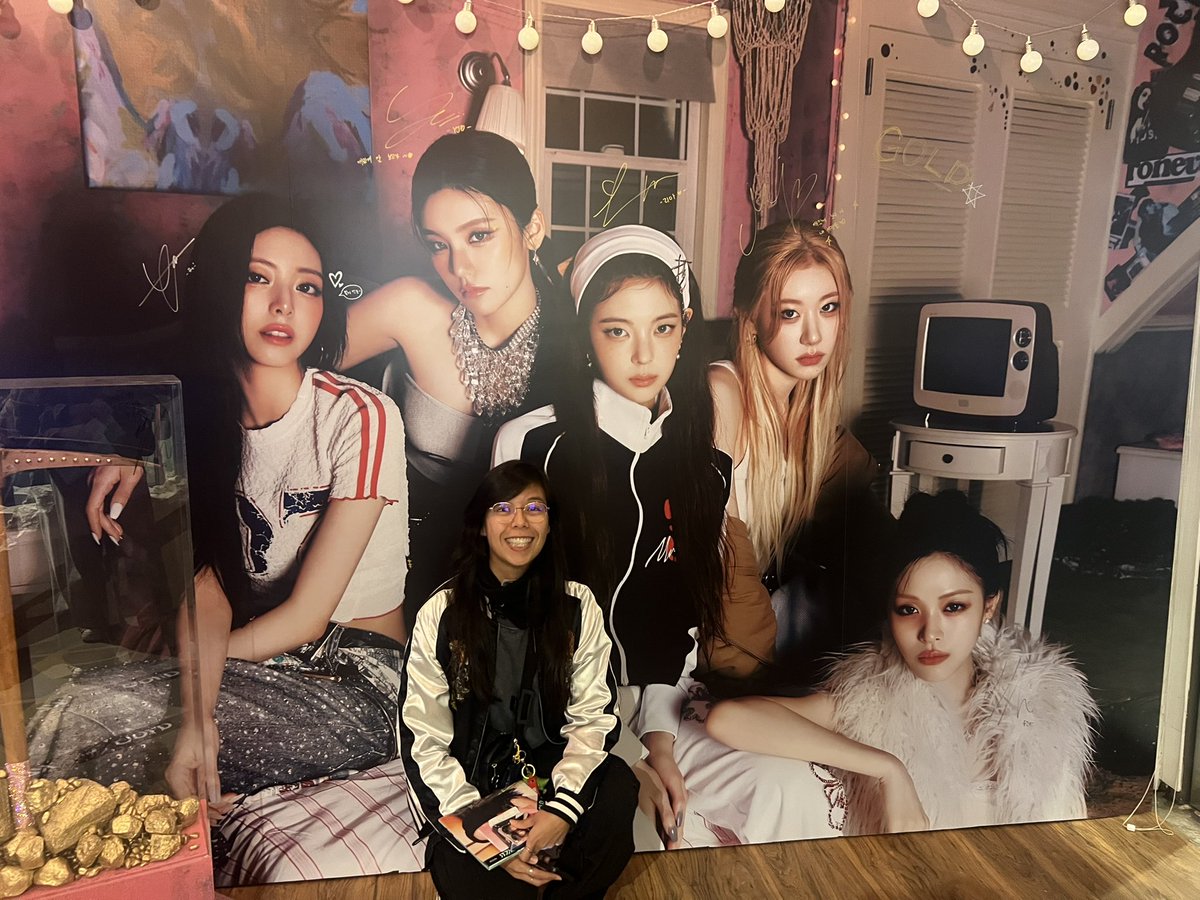 kirthkannan's tweet photo. #ITZY #MIDZY #ITZY_GOLD #ITZY_GOLD_POPUP #있지팝업 #JYPSHOP #집샵 https://t.co/7UY8Cqjz00