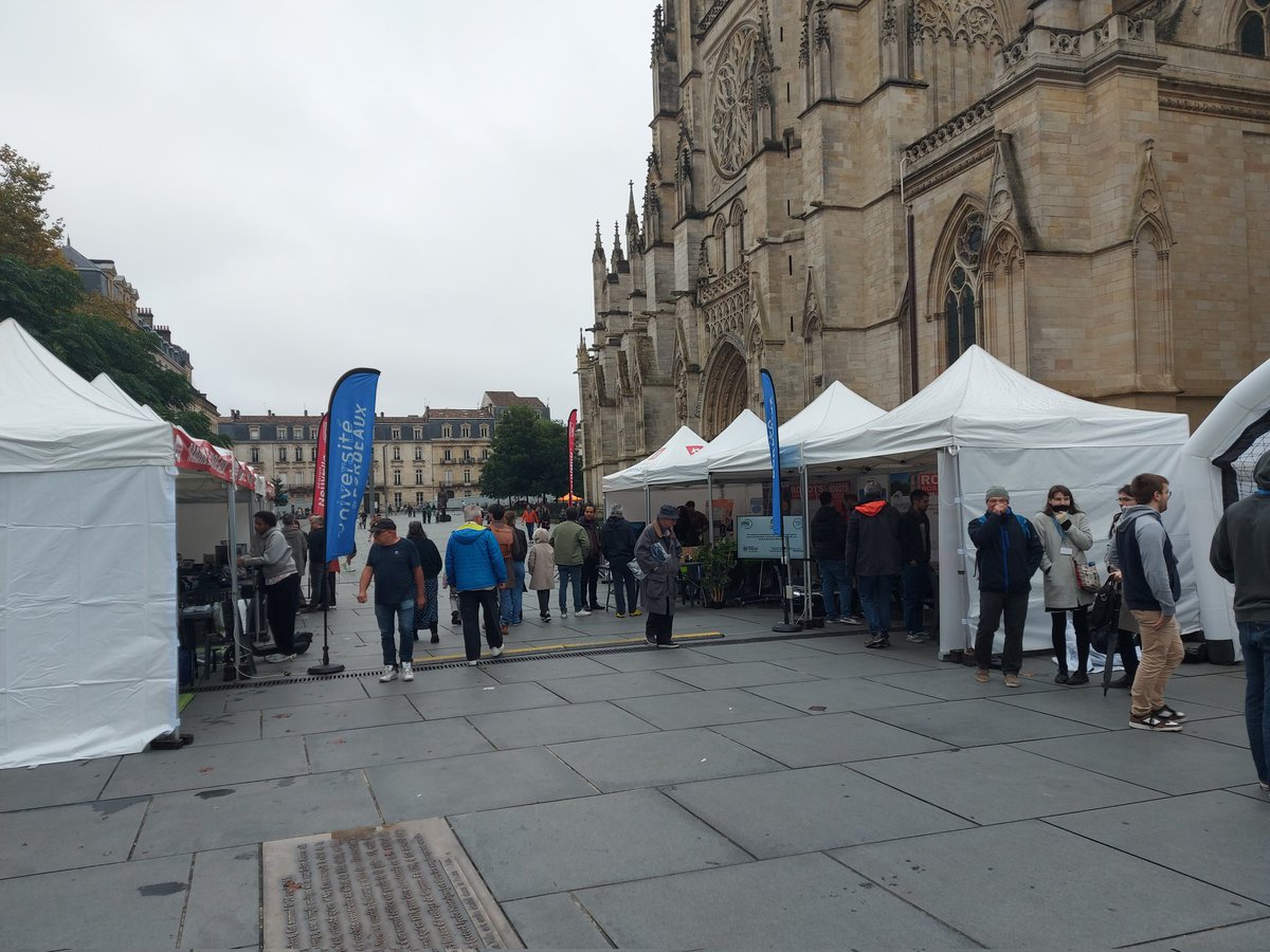 Inria_Bordeaux's tweet photo. 🤖 Le village de la #robotique est enfin ouvert place Pey Berland @Bordeaux et vous attend toute la journée jusqu'à 18h ! 

Au programme : pilotez des robots, jouez avec des #robots footballeurs et découvrez tous les secrets de la robotique ! https://t.co/AUglhPO8m2