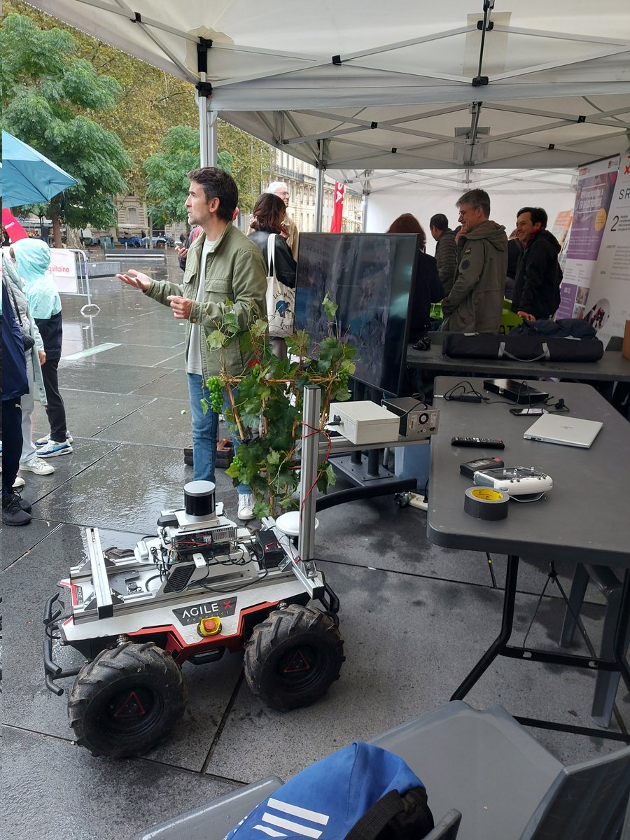 Inria_Bordeaux's tweet photo. 🤖 Le village de la #robotique est enfin ouvert place Pey Berland @Bordeaux et vous attend toute la journée jusqu'à 18h ! 

Au programme : pilotez des robots, jouez avec des #robots footballeurs et découvrez tous les secrets de la robotique ! https://t.co/AUglhPO8m2