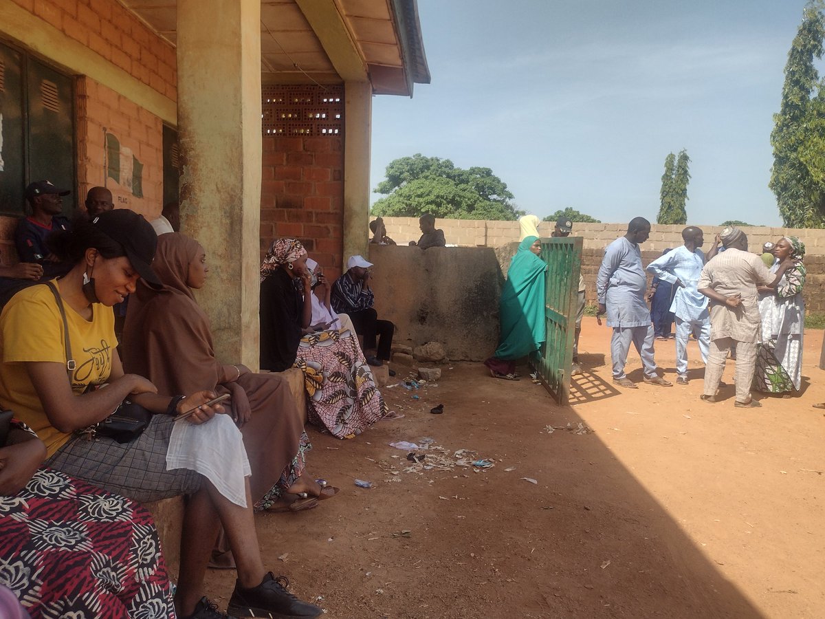 Luke_sethh's tweet photo. Current situation.

Electoral materials yet to arrive at the central collation point in Barnawa, Kaduna South LGA.

@kadsiecom
What time will it arrive?
What time will the materials be distributed to other PU? 
What time will the election start?
Is this a deliberate act?

@YIAGA https://t.co/W4kaDhBDt9