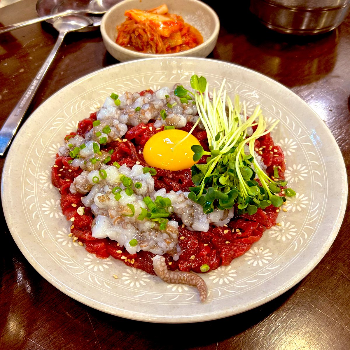 0001torasan's tweet photo. プチョンユッケ♡
タコはまだウネウネ動いてたよ🐙

ミシュラン獲得店なのはわかるけど、なんか看板が偽物に見えてしまうのは私だけ？w

新鮮でおいしかったなぁ…

#FX初心者　#韓国　#広蔵市場 https://t.co/ShZ2zg2wfd