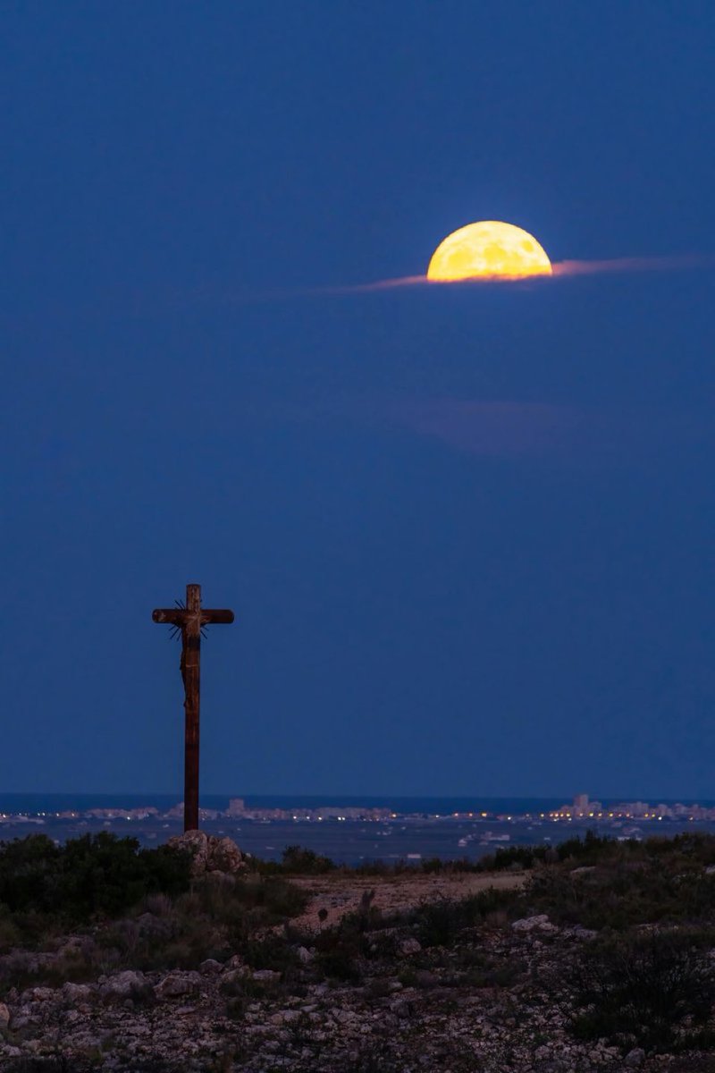 Mientras el mundo dice: “Después de la tormenta viene la calma”.

Jesús dice: “Yo soy la calma en medio de la tormenta”.