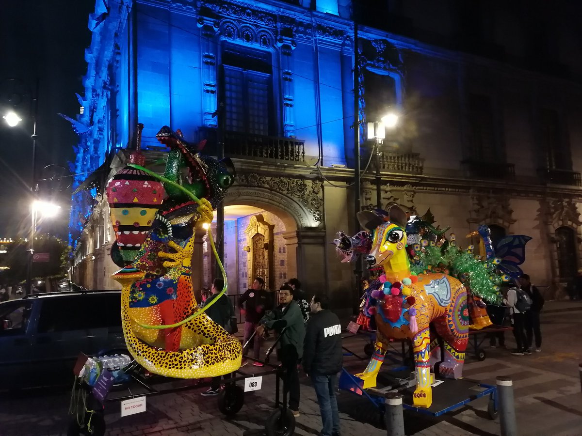 ¡La magia de los alebrijes llega a la #CDMX! 🎉
👉Nos vemos hoy a las 12 horas en el Zócalo para dar inicio al 𝟏𝟔° 𝐃𝐞𝐬𝐟𝐢𝐥𝐞 𝐲 𝐂𝐨𝐧𝐜𝐮𝐫𝐬𝐨 𝐝𝐞 𝐀𝐥𝐞𝐛𝐫𝐢𝐣𝐞𝐬 𝐌𝐨𝐧𝐮𝐦𝐞𝐧𝐭𝐚𝐥𝐞𝐬, organizado por el <a href="/map_mexico/">Museo de Arte Popular</a>.
¡No te lo pierdas!🤩