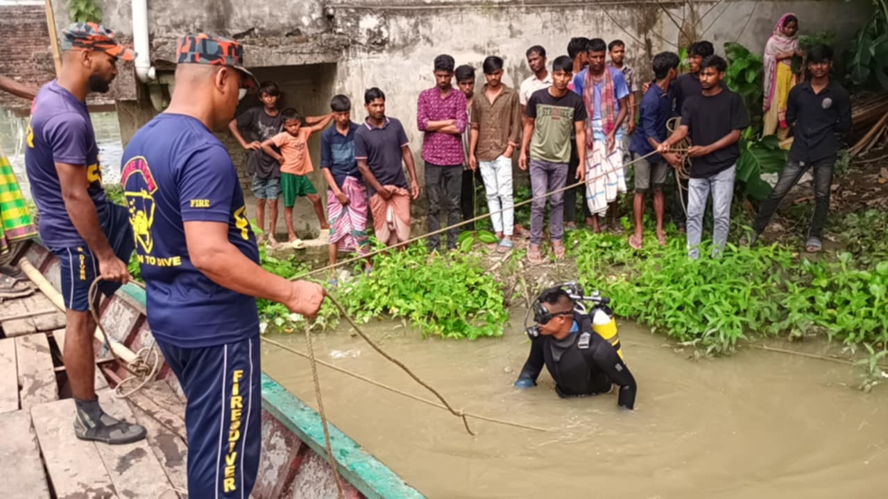 কালিয়াকৈরে নিখোজ শিশুর লাশ উদ্ধারে নদীতে ফায়ার সার্ভিসের অভিযান