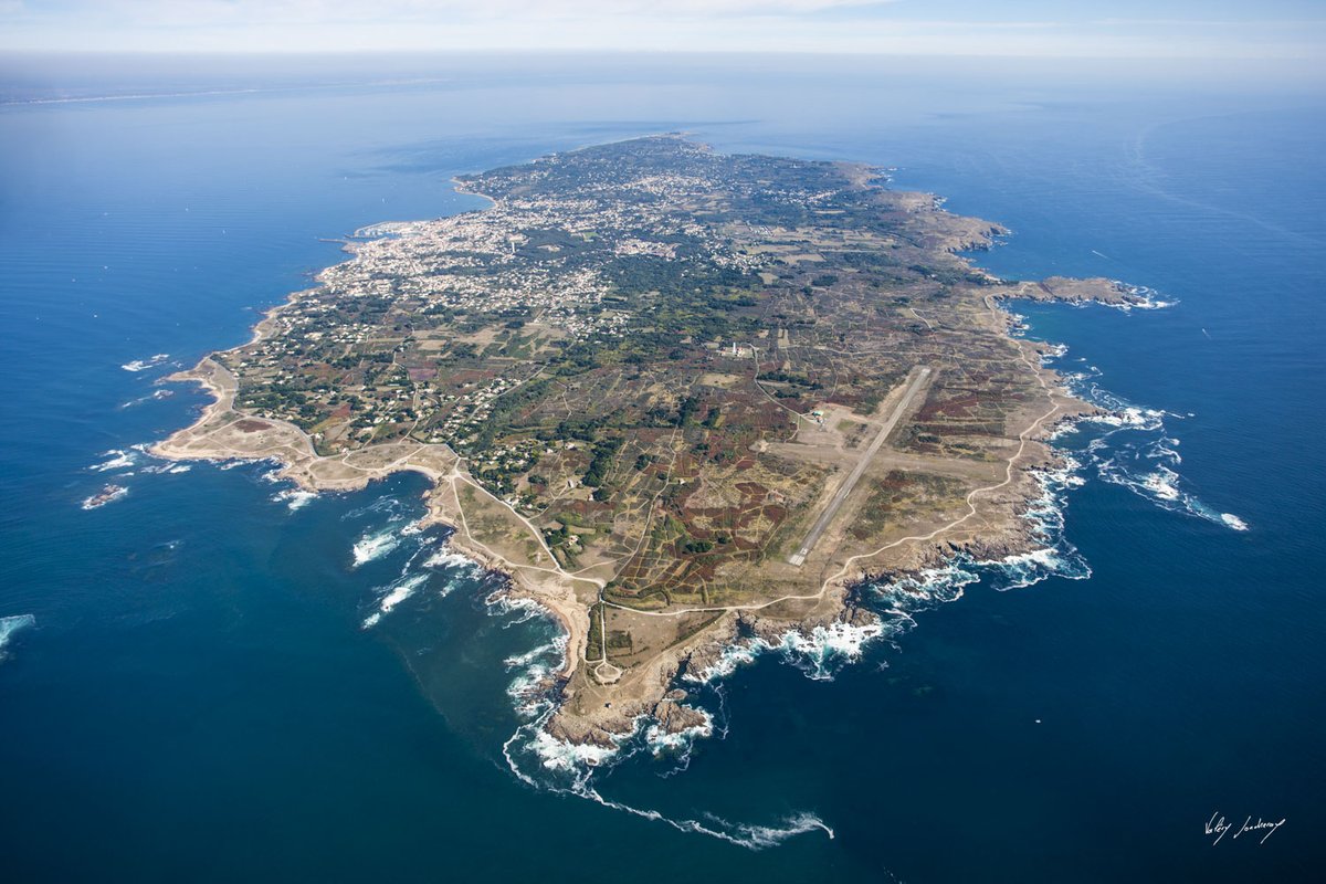 Valéry joncheray (@vjoncheray) on Twitter photo Merci à La présidence de la République et <a href="/EmmanuelMacron/">Emmanuel Macron</a> d'avoir choisi ma photo aérienne de l'île d'Yeu pour l'offrir au roi Philippe de Belgique lors de sa visite officielle. Un tirage contrecollé qui ira dans la maison de la famille royale sur l'île d'Yeu. Merci à La présidence de la République et <a href="/EmmanuelMacron/">Emmanuel Macron</a> d'avoir choisi ma photo aérienne de l'île d'Yeu pour l'offrir au roi Philippe de Belgique lors de sa visite officielle. Un tirage contrecollé qui ira dans la maison de la famille royale sur l'île d'Yeu.