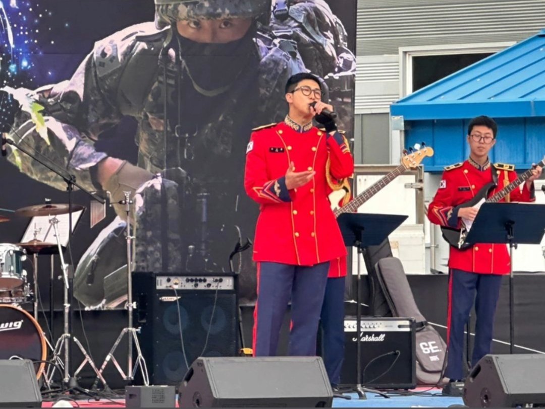 당신의 이 삶은 당신을 설레게 해야 합니다. 그것은 그림처럼 완벽한 풍경이거나 '셀프 케어' 인플루언서들이 좋은 삶에 필요하다고 생각하는 것을 100% 반영할 필요는 없습니다. 그것은 기분 좋게 느껴지기 위해 깨끗하고 미적으로 보이는 것만이어서는 안 됩니다. 사실, 그것은 엉망이어야 합니다.