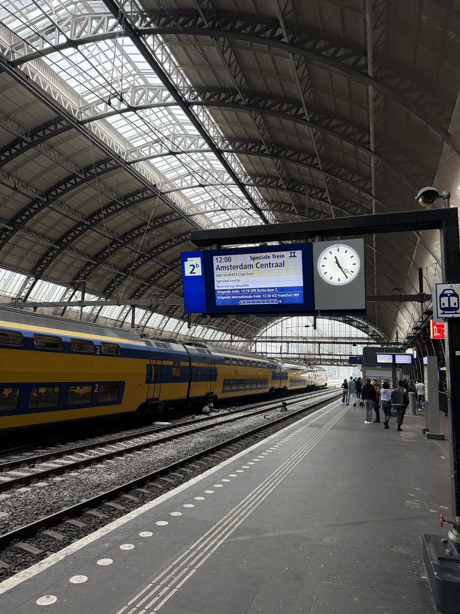 erikdezwart's tweet photo. En nu met de 50Herz Club Train rondritje maken door Nederland, met gezellige muziek… #50herzclubtrain #ade #railexperts https://t.co/HshPUqFRQW