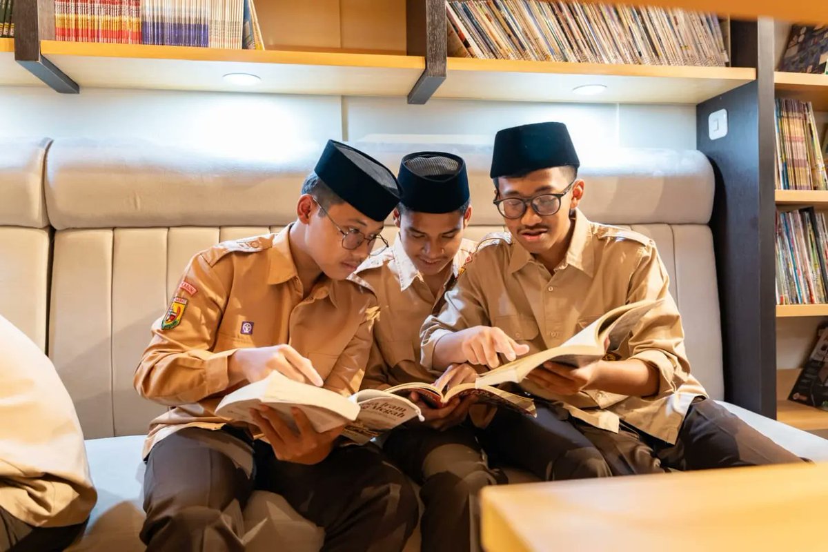 mahadalmatuq's tweet photo. Belajar itu sungguh menyenangkan apabila bersama dengan Asatidzah dan teman yang tepat di tempat yang tepat.
#HariSantri2024 #SMARTCOMPETITION https://t.co/b2VGk5u7t6