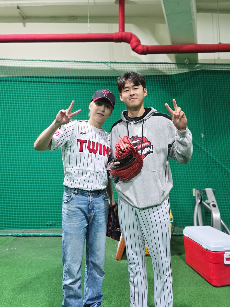 무❗️적❗️엘❗️지❗️

영광스러운 플레이오프 4차전 시구에 초대해 주셔서 감사합니다⚾️✨️ 시구 지도해 주신 조부겸 선수님 감사드리고, LG트윈스 선수분들 모두 고생하셨습니다❤️🖤

#LG트윈스 
#시우민 #XIUMIN
