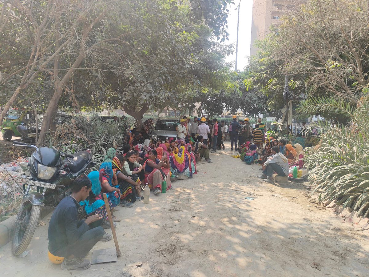 ankitsh77422167's tweet photo. @OfficialNBCC @indSupremeCourt @PMOIndia AAY project got stopped because of payment issue from NBCC side. Labours are protesting. @PMOIndia have release fund then why nbcc not bother to give projects on time https://t.co/SFhByysBPT