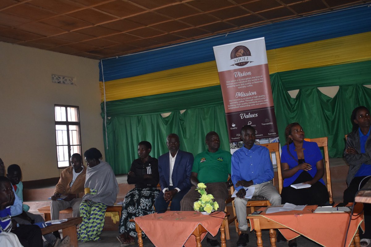 SholiCoffee's tweet photo. Koperative abateraninkunga ba Sholi, @Muhangadistrct @Cyezasector , ejo ku wa 18 Ukwakira 2024, hakozwe Inama y'Inteko rusange yateraniye mu nzu mberabyombi ya koperative haganirwa ku ngingo zinyuranye ziteganywa mu nama y'Inteko rusange yo mu Ukwakira.
@RCARwanda @RCCF https://t.co/mY24vQDq1w