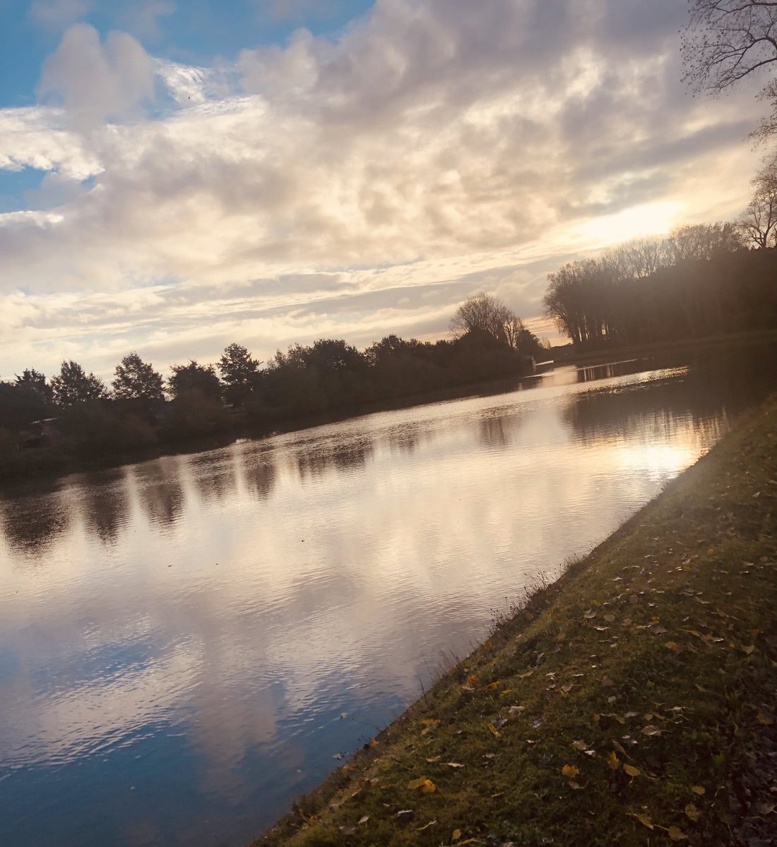 TDesmaele's tweet photo. Zo, een flukse en vlijtige 15km gelopen langs een pad bezaait met herfst en kleur en gladdigheid, dat ook. De zon prikte me in de ogen met haar vervelende stralen. #ochtendloop https://t.co/hHyon70A7k