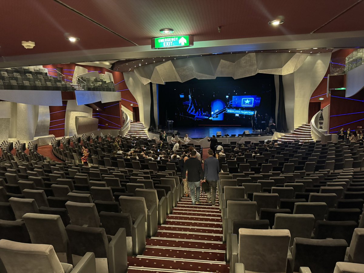 carmenpellicer_'s tweet photo. En #EmoveFestival de cine y audiovisual educativo donde entregamos un premio a la creatividad del alumnado de 2* de Primaria al centro TALLER TELEKIDS, de Sevilla en un entorno espectacular @MSCCrucerosESP @CuadernosP @trilemaedu https://t.co/VJS3UP54na