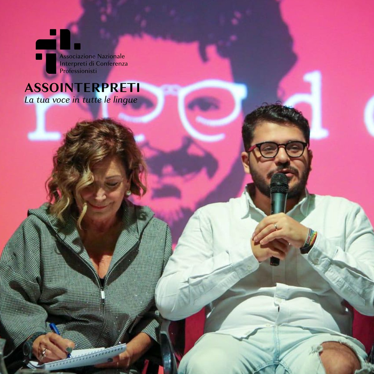 Assointerpreti's tweet photo. Interpretazione consecutiva: l’interprete ascolta, prende appunti e restituisce il messaggio con la stessa intensità. Perfetta per riunioni, eventi, conferenze e interviste. Assointerpreti: professionisti esperti per garantirti una comunicazione naturale. https://t.co/xWaBqIV09b