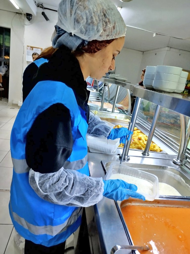 AnkaraKYGM's tweet photo. 📌 Komşum Projesi kapsamında gönüllü gençlerimiz yurtta pişen sıcak yemekleri komşularıyla paylaşmaya devam ediyor.
🥘🍲

📍Bağlıca Yurt Müdürlüğü https://t.co/wvzl9nGdxw