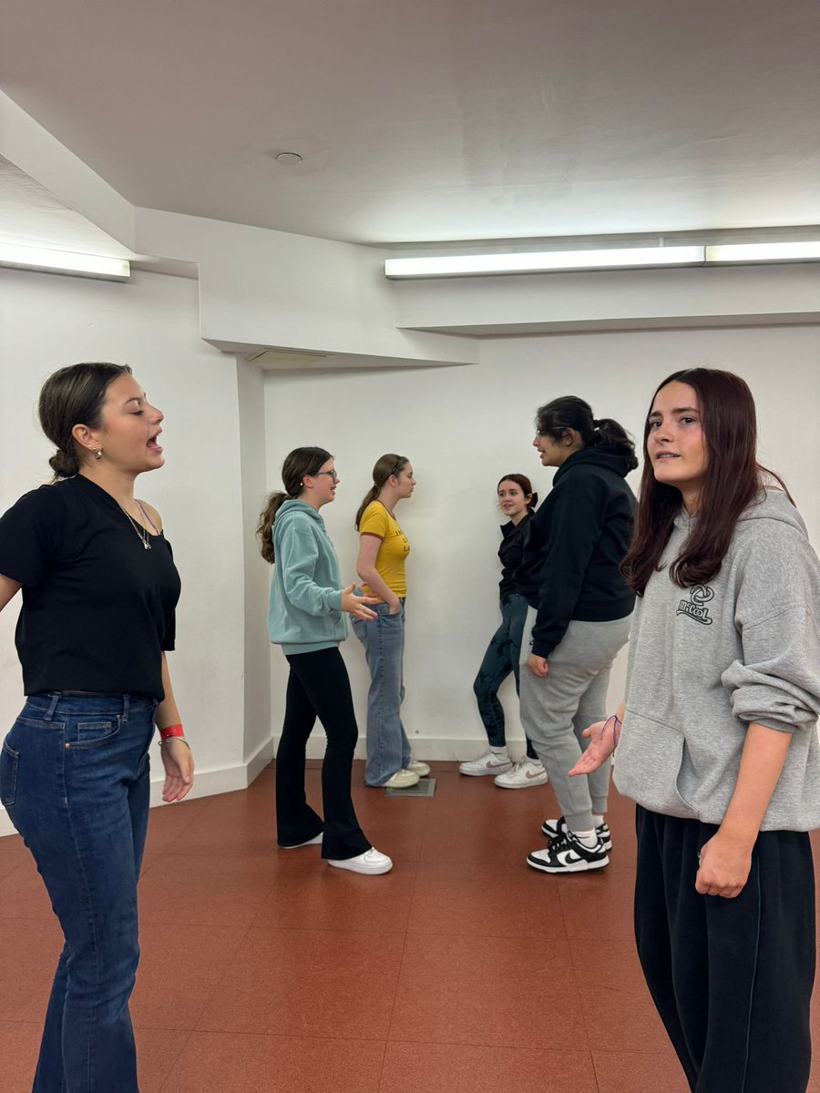 ashfield_girls's tweet photo. Last glimpses of London as we treaded the boards at Shakespeare’s Globe Theatre, soaked up some royal sun at Buckingham Palace and walked in politician’s footsteps through the Palace of Westminster. As Samuel Johnson said ‘for there is in London all that life can afford’ https://t.co/iDpL72oDDj