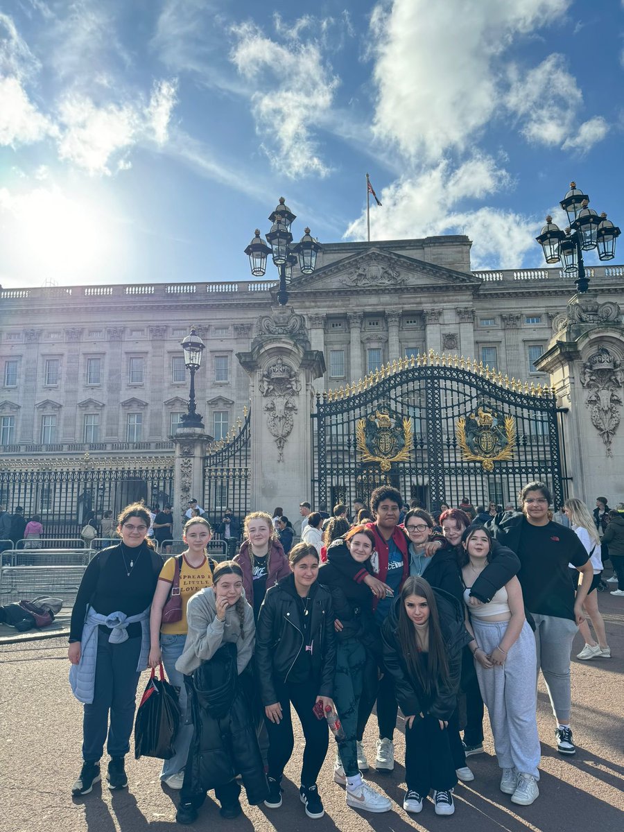ashfield_girls's tweet photo. Last glimpses of London as we treaded the boards at Shakespeare’s Globe Theatre, soaked up some royal sun at Buckingham Palace and walked in politician’s footsteps through the Palace of Westminster. As Samuel Johnson said ‘for there is in London all that life can afford’ https://t.co/iDpL72oDDj