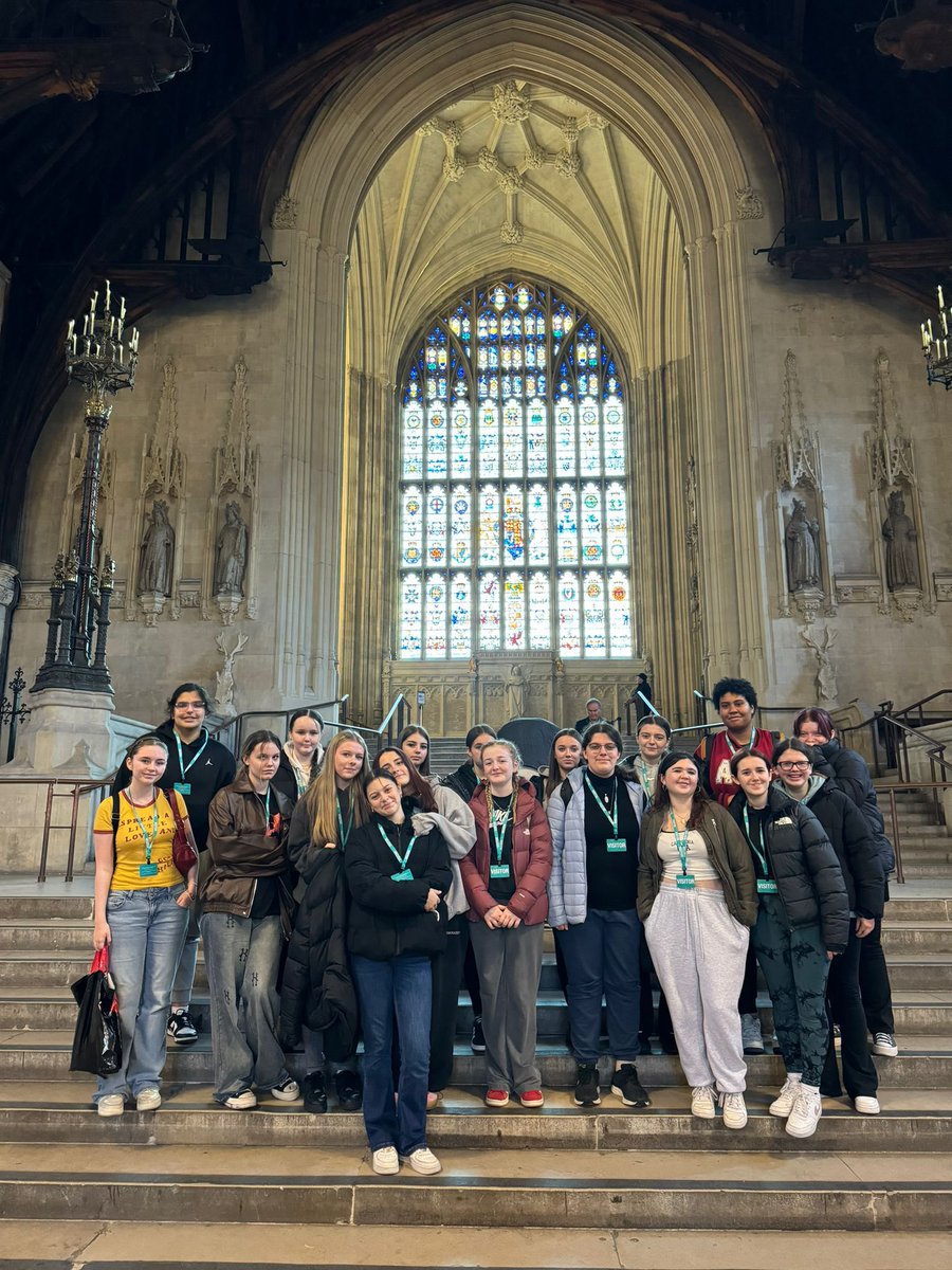 ashfield_girls's tweet photo. Last glimpses of London as we treaded the boards at Shakespeare’s Globe Theatre, soaked up some royal sun at Buckingham Palace and walked in politician’s footsteps through the Palace of Westminster. As Samuel Johnson said ‘for there is in London all that life can afford’ https://t.co/iDpL72oDDj