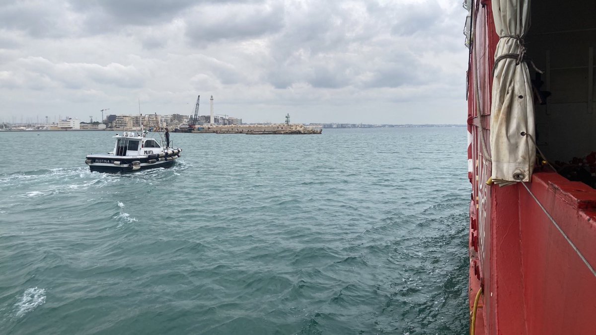gorden_isler's tweet photo. Nach der Ausschiffung von 22 Überlebenden hat die #SEAEYE4 den Hafen von Bari wieder verlassen und kehrt direkt in den SAR Dienst zurück. Danke an Einsatzleiterin @HerminePoschi und deine Crew 🙏🏽 https://t.co/pCg397chHp