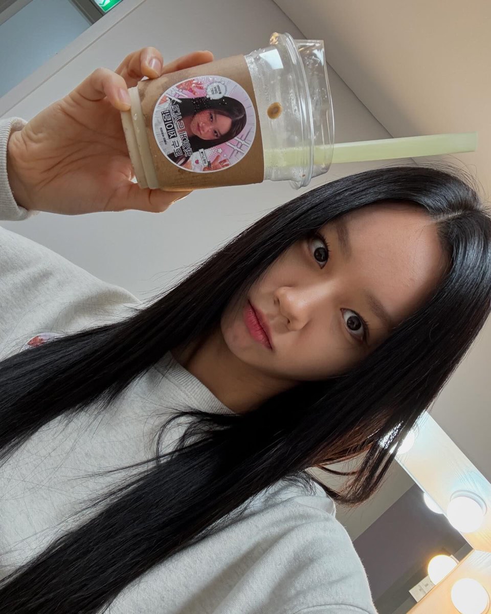 hyeri_support's tweet photo. 𝟐𝟒𝟏𝟎𝟏𝟗 𝐜𝐨𝐟𝐟𝐞𝐞 𝐭𝐫𝐮𝐜𝐤 𝐬𝐮𝐩𝐩𝐨𝐫𝐭 ᯓᡣ𐭩

막바지로 달려가는 촬영에 응원을 더하러 혜리와 선의의 경쟁 팀을 위해 커피차 서포트를 진행했습니다. 

우린 항상 혜리편! 끝까지 힘내제이!!

#혜리 #이혜리 #hyeri @hyeriherihey
#선의의경쟁 https://t.co/DfQ4L5Wcbo