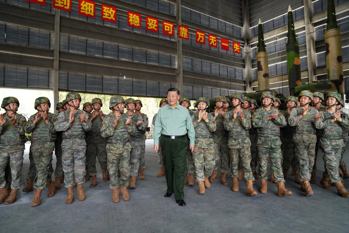 laguizhong's tweet photo. 乱云飞渡仍从容
习近平视察火箭军战略导弹部队
#习近平 #火箭军 #导弹部队 
Turbulent clouds flying still calm. 
Xi Jinping Inspects Rocket Army Strategic Missile Force 
#XiJinping #RocketArmy #MissileForce https://t.co/lOIjo9YSCA