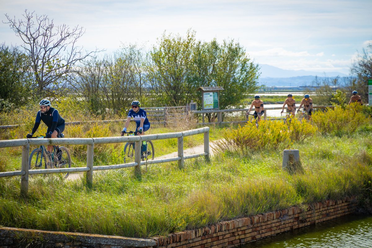 tech-cycling.it/strade-bianche… Quinta edizione per questa cicloturistica gravel che ha visto pedalare 1.500 partecipanti sui quattro percorsi allestiti a Cervia, presso il Fantini Club. Una esperienza immersiva nell’area del Delta del Po tra storia, cultura e meraviglie della natura.