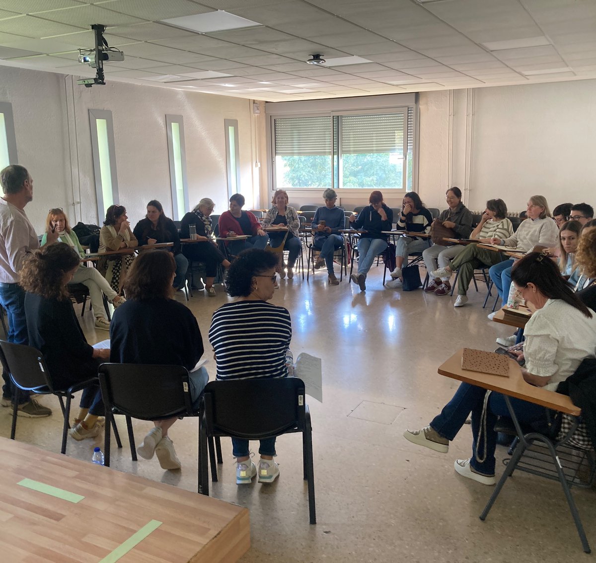 ICEUAB's tweet photo. Moment de compartir experiències viscudes a la XVI jornada d’innovació a Educació Infantil https://t.co/zoCLwLJwlD