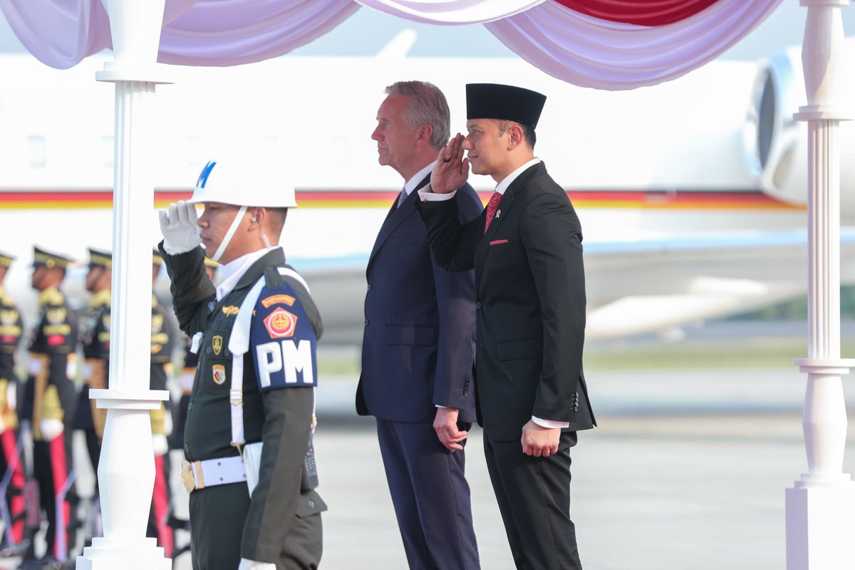 AgusYudhoyono's tweet photo. Selamat datang di Jakarta, Bapak Christian Wulff, Presiden Federasi Jerman 2010-2012.

Terima kasih atas perkenannya untuk menghadiri Upacara Pelantikan Presiden dan Wakil Presiden RI Periode 2024-2029.

Semoga kerja sama bilateral Indonesia-Jerman semakin kokoh ke depan. 🇮🇩🇩🇪 https://t.co/MKbbC065WQ