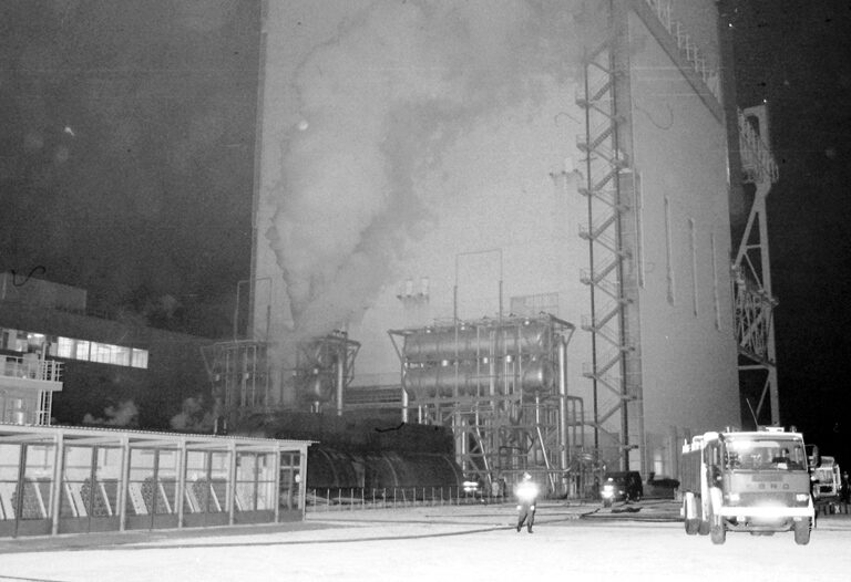 ERC_ecologia's tweet photo. L'incendi va començar a fora del reactor, a la sala de turbines. Però els esforços dels bombers per a intentar apagar el foc van fer fallar el sistema de refrigeració a base de CO2.
#VandellósI
#NuclearsNoGràcies
#NuclearPower
#UNGG https://t.co/6KFzzBOKUQ