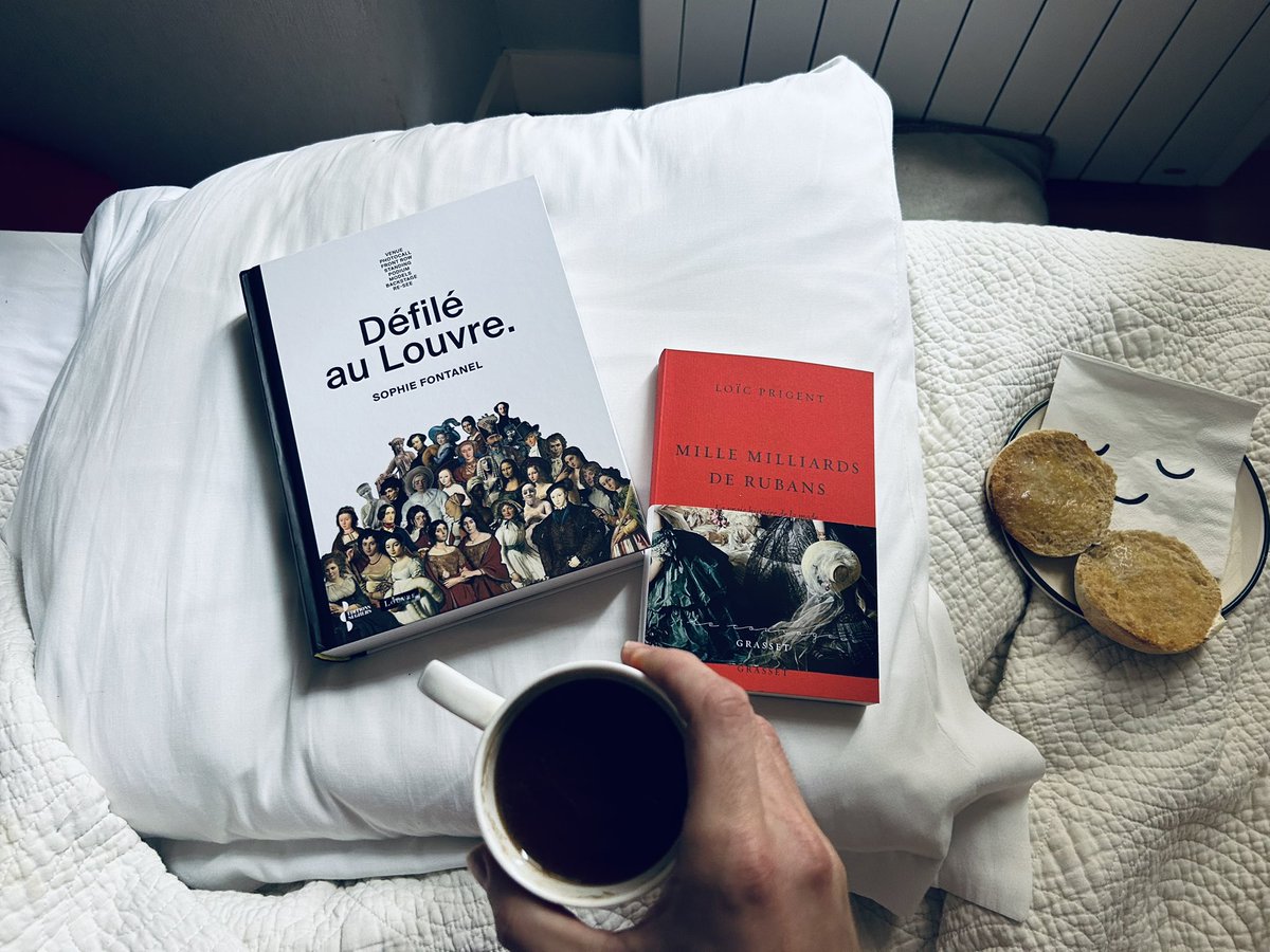 ClorddeWinter's tweet image. Reçues à l’instant : les dernières publications sur la mode des géniaux #LoïcPrigent et #SophieFontanel (coucou @paulfranckthink et @misteryJo), ainsi qu’une mignonnerie pour mon calendrier de l’Avent.
😌 #pumpkinspicelatte