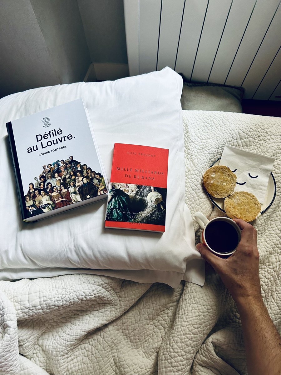 ClorddeWinter's tweet image. Reçues à l’instant : les dernières publications sur la mode des géniaux #LoïcPrigent et #SophieFontanel (coucou @paulfranckthink et @misteryJo), ainsi qu’une mignonnerie pour mon calendrier de l’Avent.
😌 #pumpkinspicelatte