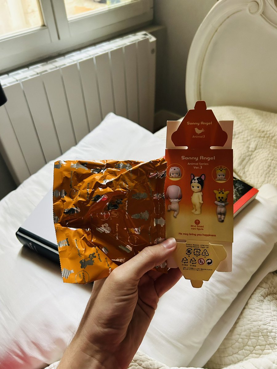 ClorddeWinter's tweet image. Reçues à l’instant : les dernières publications sur la mode des géniaux #LoïcPrigent et #SophieFontanel (coucou @paulfranckthink et @misteryJo), ainsi qu’une mignonnerie pour mon calendrier de l’Avent.
😌 #pumpkinspicelatte