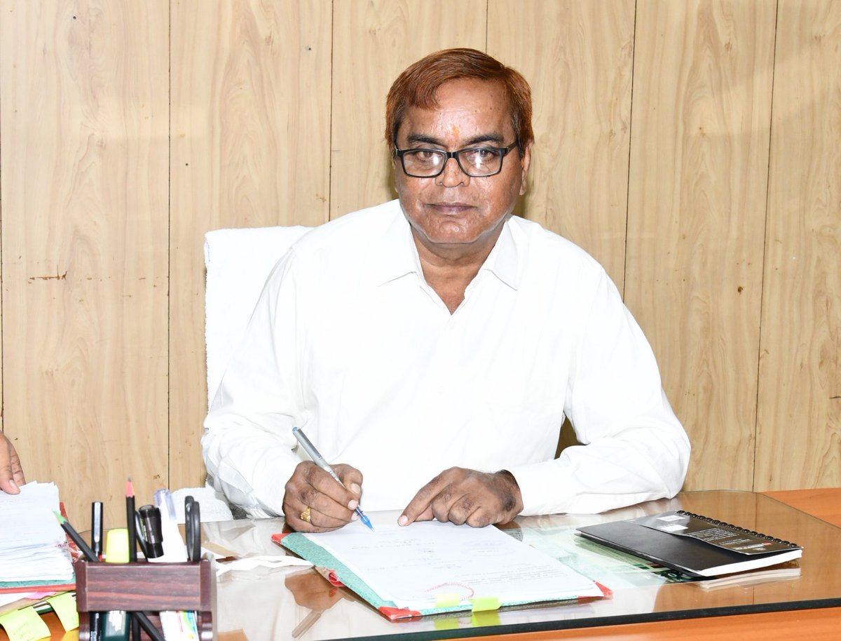 PjtsauIndia's tweet photo. Prof. Aldas Janaiah assumed the office of Vice-Chancellor, Professor Jayashankar Telangana Agricultural University (PJTAU) on 19.10.2024 at the Administrative Building, Rajendranagar, Hyderabad. https://t.co/ohGDA8iVx2
