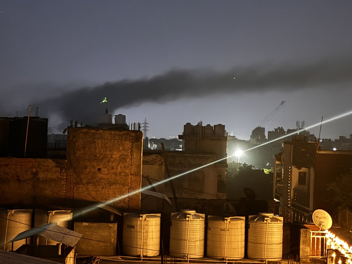 yrdwivedi's tweet photo. @DelhiPolice @AapKaGopalRai 
Area chattarpur ridge behind paryavaran complex 

Pics taken from chattarpur enclave 

Twice in a week massive fire emitting black smile and fume
Timing 10 pm 
Intermittent they doing https://t.co/fT6B4Dpb7C