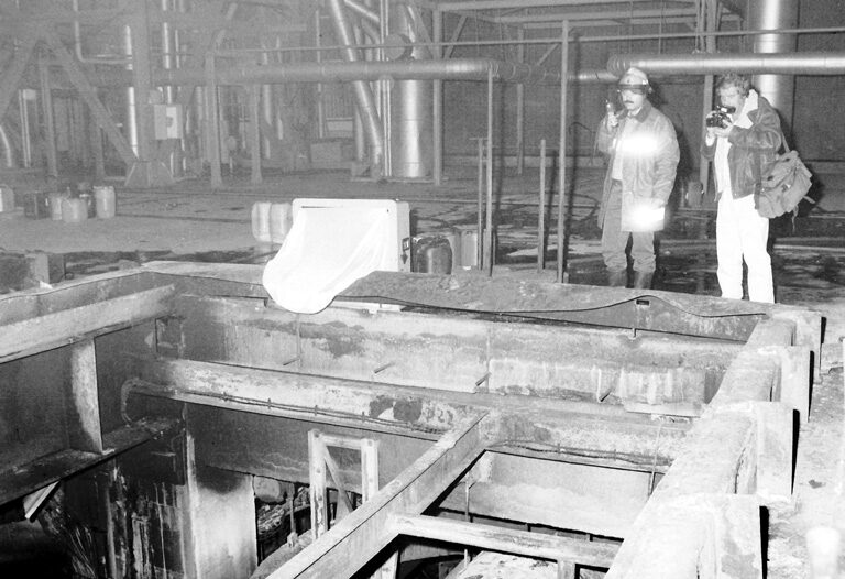 ERC_ecologia's tweet photo. Per sort els bombers van aconseguir reparar el sistema de refrigeració i es va poder controlar la temperatura del reactor. Si s'hagués encès el grafit hauria pogut ser un incendi radioactiu com el de Txernòbil.
#VandellósI
#NuclearsNoGràcies
#NuclearPower
#UNGG
#Chernobyl https://t.co/KwwFWk8S7c