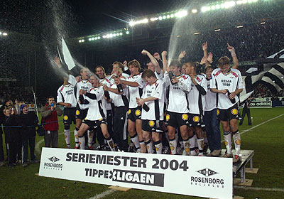 oleaasheim's tweet image. Vennlig påminnelse til alle om at Tippeligaen &amp;gt; Elitserien.

Det var en tid vi hadde ordentlig ligabranding med reklameplakat på alle stadionene, en ordentlig ligapatch på armen og tidenes beste intro.