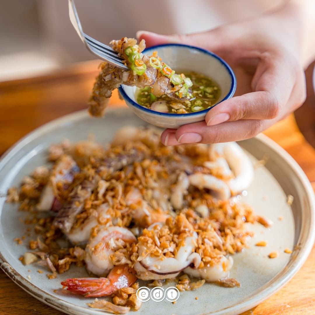 EDTguide's tweet photo. ใครมีแพลนเที่ยวชลบุรี ต้องมาลองร้านเด็ดในบางแสน! 🌊 ‘ร้านบ้านเรา’ ร้านดังที่เปิดมากว่า 10 ปี การันตีความสดใหม่จากชาวประมงทุกวัน 😋✨

#ร้านเด็ดบางแสน #เที่ยวชลบุรี #ผัดไทหอยทอด #คาเฟ่ชลบุรี #edtguide #BUS_KnockKnockKnock_SiRacha https://t.co/iOiAyhA6Q4