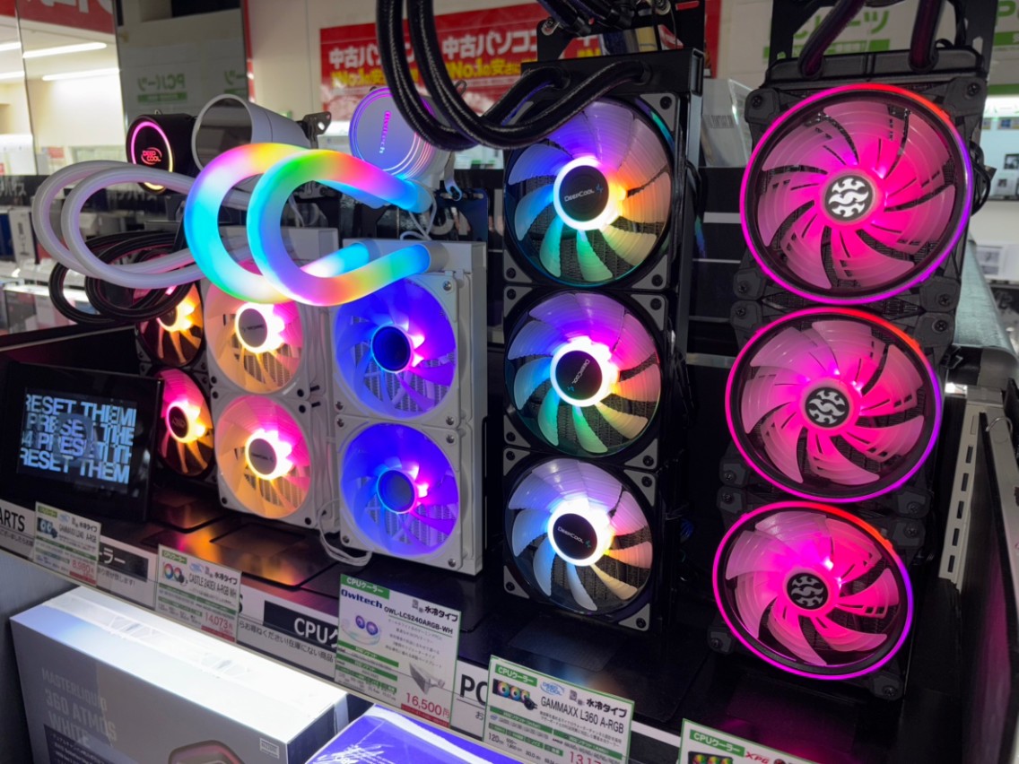 ap_kochi's tweet image. ちょっと珍しいかも..を発見！✨
なかなかCPUクーラーだけを並べることは少ないので
ちょっと珍しいかも...
光り方にも個性があって楽しいですね★
＃Owltech
#DEEPCOOL