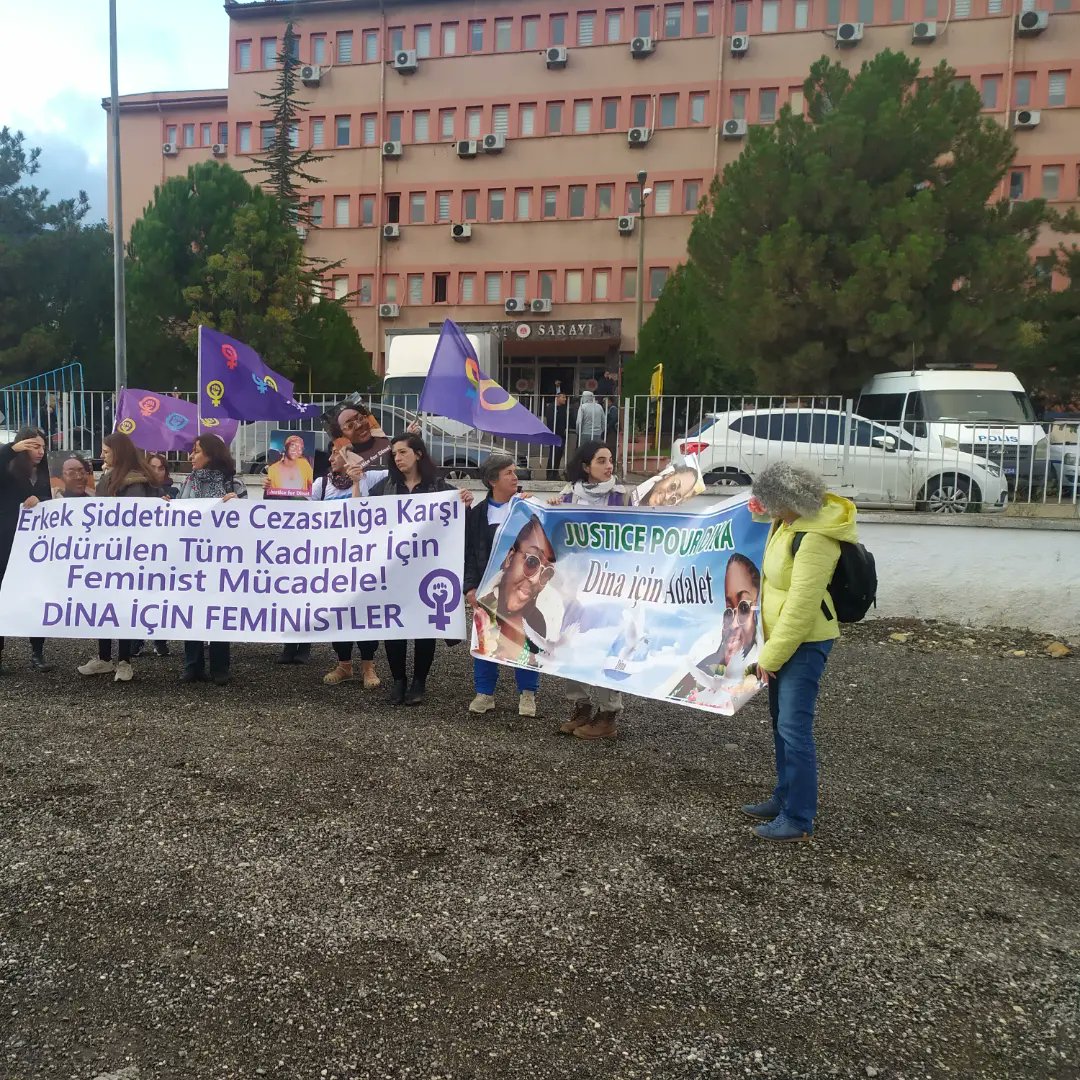 Öldürülen sıra arkadaşimiz Dina için bugün Karabük adliyesine Dina İçin Feministler grubunun yanına geldik.Onu öldürenleri bildiğimiz gibi adalet hala yerini bulmadı. erkek şiddetinin yeniden can aldığıni görmekteyiz.Guvenli sokaklar ve Kampüsler için direnmeye devam ediyoruz