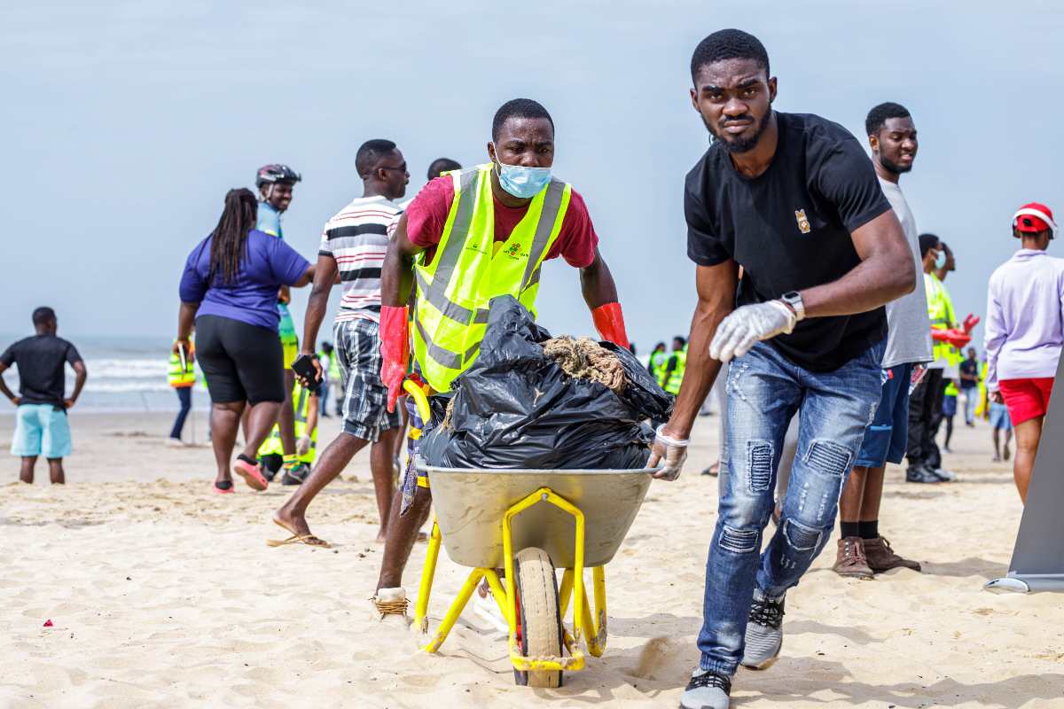 mondo4africa's tweet photo. Each bag represents countless plastic bottles, wrappers, and waste that will no longer harm our oceans. Let's celebrate these small victories, one cleanup at a time.

#letsgocleanthebeach #mondo4africa #worldcleanupday2024 #worldcleanupday #beachcleanup #zerowaste #zeroplastic https://t.co/L7SazcUkEC