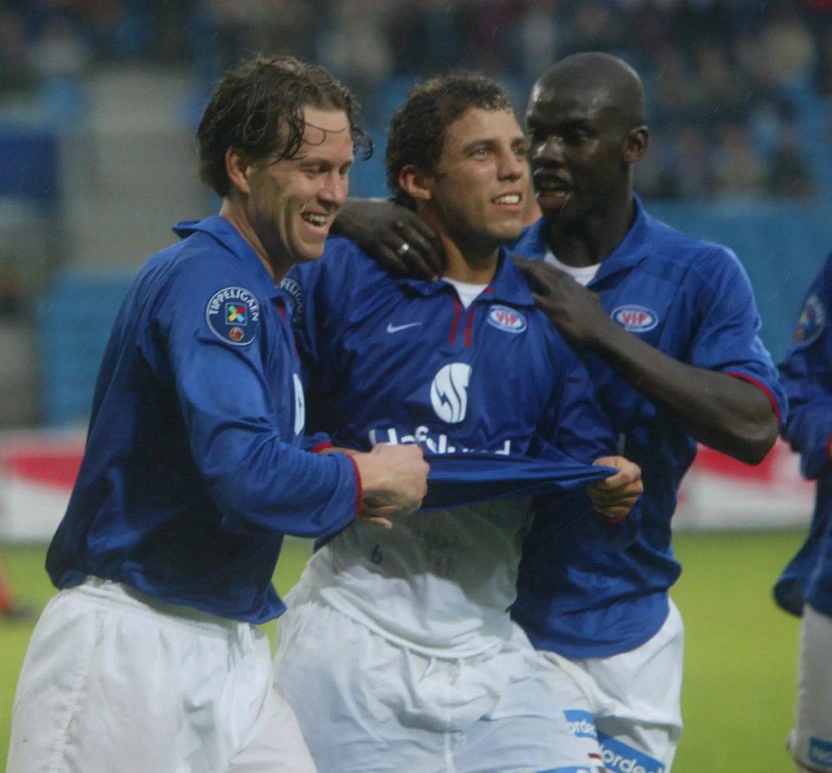 oleaasheim's tweet image. Vennlig påminnelse til alle om at Tippeligaen &amp;gt; Elitserien.

Det var en tid vi hadde ordentlig ligabranding med reklameplakat på alle stadionene, en ordentlig ligapatch på armen og tidenes beste intro.