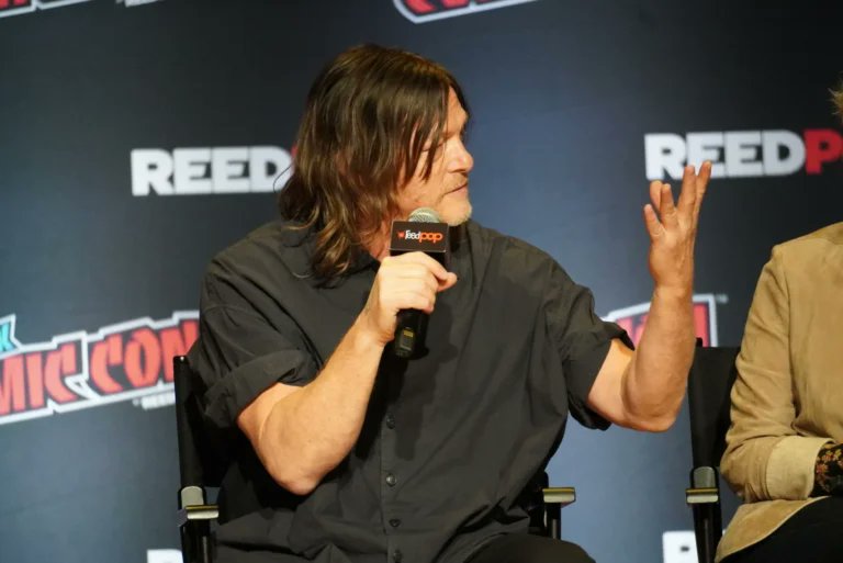 Reedusriders___'s tweet photo. Norman respondiendo si se llevó algo del set:
"Tengo tanta mierda. De Georgia tengo como 9 ballestas»
#NormanReedus #TWDFamily #TWD #darym #NYCC24 #nycc https://t.co/qXBle0R5Pd