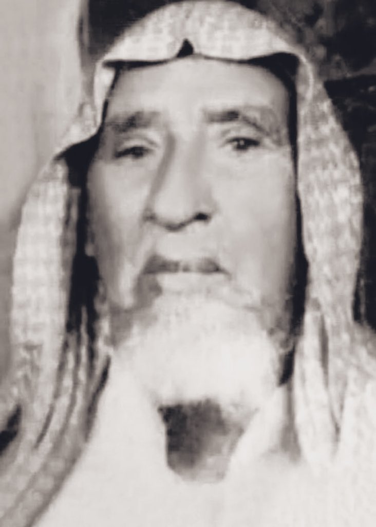 أسلم وسلم على العضيان من داني 
قبيلة وهني من يلتجي فيها 

سلم ليا جيت نايف وبن سلطاني 
شيوخ تنومس قبيلتها طواريها 

أهل القدايم ماهوب فلان وفلاني 
ماهيب أمارة ربوع قدموا فيها 

الله يرحمهم 
 
نايف بن مارق بن صنيتان الضيط
بجاد بن سلطان بن صنيتان الضيط