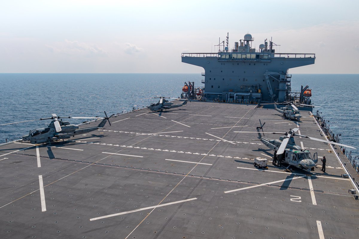 Roberto_yeager's tweet photo. Definiciรณn de "enormidad"
#Bell AH-1Z #Viper y UH-1Y #Venom del VMM-165 (Reinforced), 15th MEU sobre el #ESB5 #USSMiguelKeith en el Mar de Filipinas (#USMC photo by Capt. Staci Morris) #AH1Z #Cobra #UH1Y #Huey https://t.co/p4LI6xvOJp