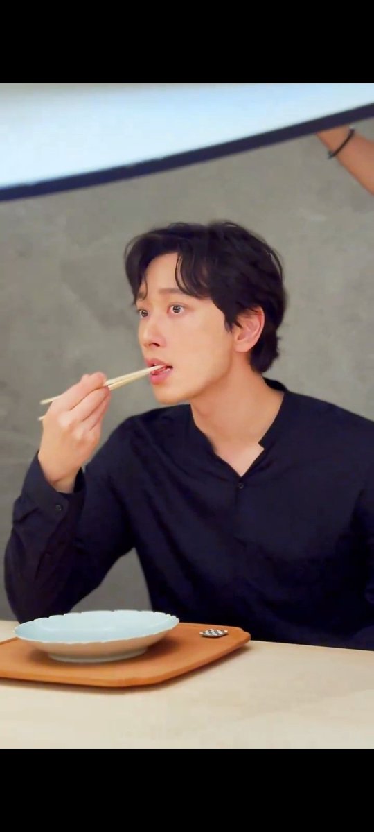 Can we all agree Chansung makes sushi look even more irresistible?