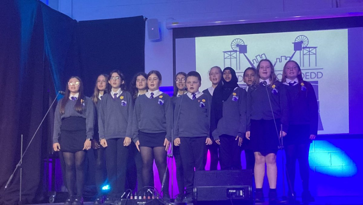 ybb-ysgolganol (@ybbysgolganol) on Twitter photo Noson hyfryd a llwyddiannus iawn yn <a href="/eistycymoedd/">Eisteddfod y Cymoedd</a>
Diolch am y croeso cynnes.
Grŵp Llefaru
1af: Grŵp 2 Ysgol Bae Baglan
2il: Grŵp 3 Ysgol Bae Baglan
3ydd: Grŵp 1 Ysgol Bae Baglan
🥇🥈🥉🏆🏴🏴🏴<a href="/BaeBaglan/">Ysgol Bae Baglan</a>
<a href="/NeathTCouncil/">Neath Town Council</a> <a href="/UrddGorMor/">Urdd Gorllewin Morgannwg</a> Noson hyfryd a llwyddiannus iawn yn <a href="/eistycymoedd/">Eisteddfod y Cymoedd</a>
Diolch am y croeso cynnes.
Grŵp Llefaru
1af: Grŵp 2 Ysgol Bae Baglan
2il: Grŵp 3 Ysgol Bae Baglan
3ydd: Grŵp 1 Ysgol Bae Baglan
🥇🥈🥉🏆🏴🏴🏴<a href="/BaeBaglan/">Ysgol Bae Baglan</a>
<a href="/NeathTCouncil/">Neath Town Council</a> <a href="/UrddGorMor/">Urdd Gorllewin Morgannwg</a>
