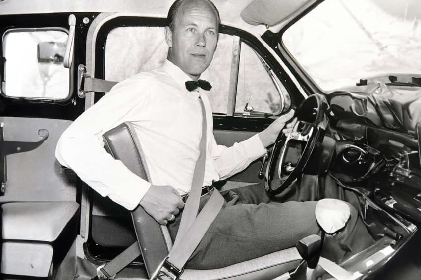 En 1920 nació en Suecia Nils Bohlin, un ingeniero que comenzó a trabajar en Volvo en 1958. 

Un año después, una de sus ideas cambiaría el mundo: el cinturón de seguridad, una patente que Volvo liberó para que todos los fabricantes pudieran usarla.

Tira del hilo 🧵👇🏽👇🏽👇🏽