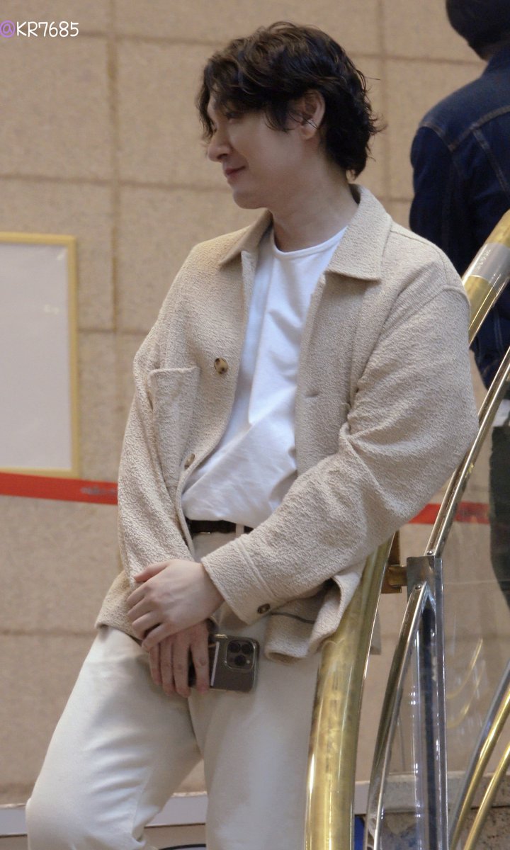 KR7685's tweet photo. 241019 조승우 퇴근 https://t.co/DAXy9XlUs5